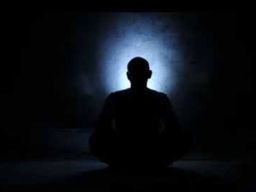 Pertarungan Hitam-Putih di Goa Macan