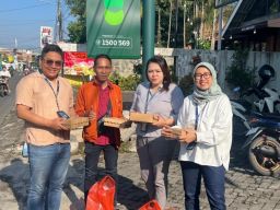 Jum'at Berkah Pegadaian Kanwil XII Surabaya   Bagikan 14.000 Makanan