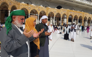 Di Depan Ka'bah, Khofifah Minta Cicit Syekh Abdul Qadir Jailani Doakan Indonesia dan Jawa Timur