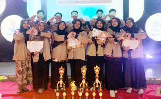 Mahasiswa FEB UNAIR Borong 4 Piala dalam Ajang Temu Ilmiah Regional Jawa Timur