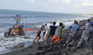 Siswa Kodiklatal Gerak Cepat Bantu Kapal Nelayan yang Hampir Tenggelam