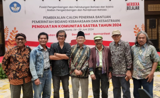 50 Tahun Berkarya, Dosen PPG Unusa Terima Penghargaan Bidang Kebahasaan dan Kesusastraan 2024
