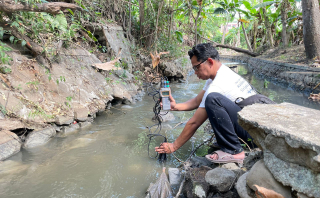 Uji Kualitas Air di Sungai di Tulungagung, Pegiat Lingkungan Kaget