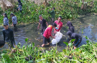 Mahasiswa dan Pegiat Lingkungan Bersihkan Sungai Plosokandang dari Sampah