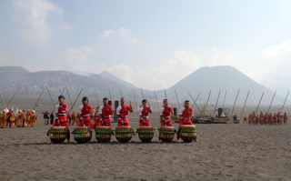 Pesona Budaya dan Alam yang Harmonis di Tengah Lautan Pasir Eksotika Bromo 2024