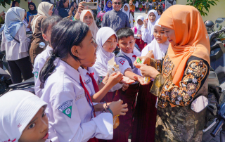 Berbagi Kurma, Tasbih dan Susu di Hari Pertama MPLS, Cara Khofifah Bersapa Siswa Sepulang Haji