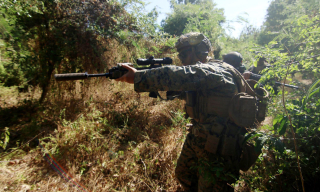 Asah Kemampuan Tempur, Prajurit Marinir Indonesia dan USMC Latihan Menembak Lorong Reaksi