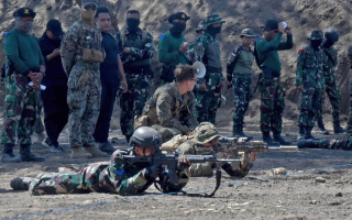 Marinir Indonesia dan USMC Latihan Menembak Senapan