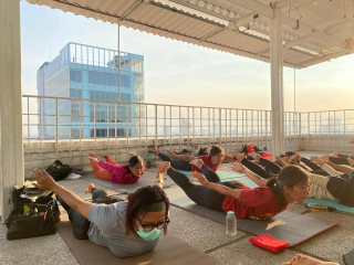 Sunset Yoga di SkyCave Rooftop Lounge Hotel Maxone Dharmahusada Surabaya