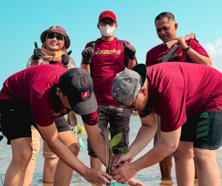 Alana Malioboro dan Moana Bike Tour Tanam 1000 Mangrove di Pantai Samas, Yogyakarta