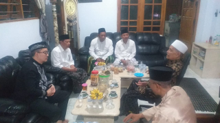 Jelang Pilkada Lamongan, Paslon Ghofur-Firosya Sowan Pengasuh Ponpes Sunan Drajat
