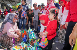 Khofifah Berbaur Bersama Masyarakat, Ajak Cucu Berburu Jajanan di Karnaval Budaya Kampung Jemur Wonosari