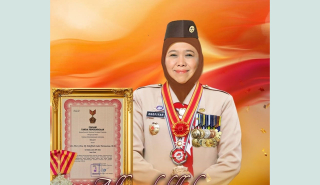 Khofifah Terima Tanda Penghargaan Lencana Melati di Peringatan Hari Pramuka Ke-63 Tahun 2024