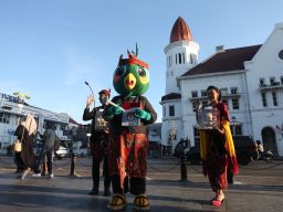 Si Jalih dan Raka Raki Jawa Timur menyapa wisatawan Kota Lama Surabaya.