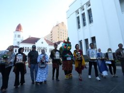 Maskot Pilkada Jatim 2024 Si Jalih atau Jatim Memilih bersama Raka Raki Jatim, serta komisioner dan staf KPU Jatim sosialisasi Pilkada di kawasan wisata Kota Lama Surabaya