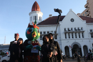 Si Jalih melayani swafoto wisatawan Kota Lama Surabaya.