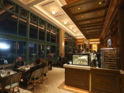 Suasana bagian depan Monsieur Spoon Prefere dan Dewata Surabaya