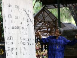 Instruktur mengarahkan instrumen angklung saat wisatawan belajar main anglung di Saung Angklung Udjo