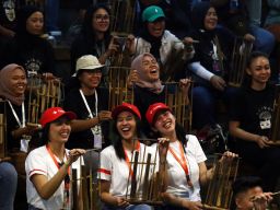 Wisatawan menikmati keseruan belajar anglung bersama Saung Angklung Udjo