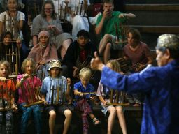 Wisatawan mancanegara dibuat kagum dengan alunan anglung di Saung Angklung Udjo
