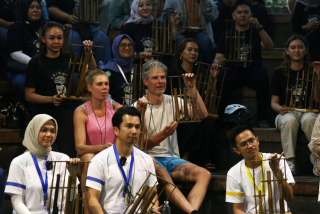 Wisatawan diajak belajar memainkan Angklung bersama saat mengunjungi Saung Angklung Udjo