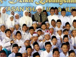 Syeikh Sayyid Afeefuddin Al Jailani didampingi Khofifah Indar Parawansa foto bersama siswa-siswi Sekolah Khadijah Wonokromo Surabaya