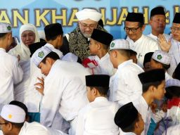 Pelajar sekolah Khadijah Wonokromo Surabaya antri bersalaman dengan Syeikh Sayyid Afeefuddin Al Jailani
