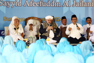 Syeikh Sayyid Afeefuddin Al Jailani (tegah) memimpin doa dan dzikir kebangsaan