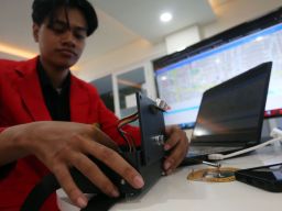 Dilengkapi dengan fitur GPS tracking berbasis website, alat tersebut memungkinkan keluarga melacak lokasi pengguna secara real-time.