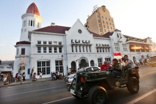 Wisatawan menikmati wisata Kota Lama Surabaya dengan Keliling Naik Jeep.