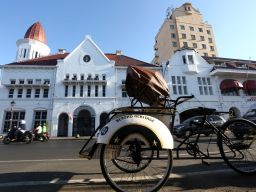 Becak kuno siap mengantar wisatawan di Kota Lama Surabaya
