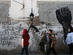 Wisatawan berjalan di gang-gang kota lama Surabaya