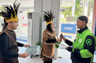 Harpelnas 2024, Insan BRI BO Surabaya Kusuma Bangsa Sambut Nasabah dengan Kostum Adat Papua