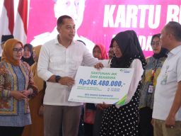 Dalam kesempatan ini Walikota Surabaya Eri Cahyadi menyerahkan manfaat BPJS Ketenagakerjaan (KPJ) kepada Pekerja Warga Pelayan Masyarakat di Taman Surya Balai Kota Surabaya