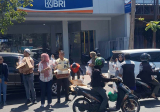 Jumat Berkah dan Syukuran Gedung Baru, BRI Unit Demak Bagi-bagi Makanan Untuk Warga