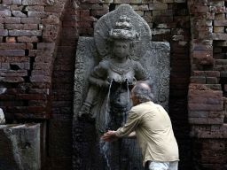 Wisawatan mancanegara menikmati segarnya air yang keluar dari payudara Candi Belahan.