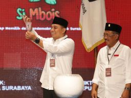 Eri Cahyadi-Armuji menunjukkan nomor urut 1 dalam acara Rapat Pleno Terbuka Pengundian dan Penetapan Nomor Urut Pasangan, di Surabaya, Jawa Timur, Senin (24/9/2024).