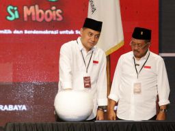 Eri Cahyadi-Armuji mengambil omor urut dalam acara Rapat Pleno Terbuka Pengundian dan Penetapan Nomor Urut Pasangan, di Surabaya, Jawa Timur, Senin (24/9/2024).