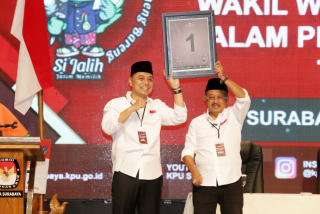 Pasangan calon wali kota dan wakil wali kota Surabaya, Eri Cahyadi-Armuji menunjukkan nomor urut 1 dalam acara Rapat Pleno Terbuka Pengundian dan Penetapan Nomor Urut Pasangan, di Surabaya, Jawa Timur, Senin (24/9/2024).