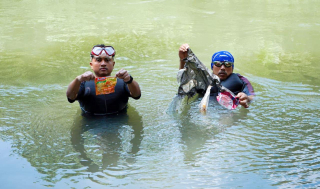 Pemerintah Abai, Kali Surabaya Banjir Sampah Plastik