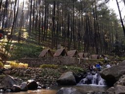 Salah satunya adalah terdapat tempat yang bisa dipergunakan untuk berkemah atau yang biasa disebut dengan bumi perkemahan.