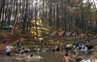 Wisatawan bermain air di aliran sungai ketika berwisata di Klurak Eco Park, di Dusun Belor, Desa Kembang Kelor, Kec. Pacet, Kabupaten Mojokerto, Jawa Timur.