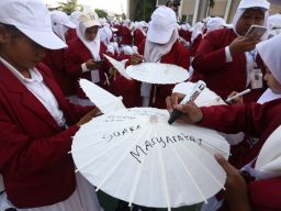 Mahasiswa baru UM Surabaya menulis harapan dan kritik untuk pemerintah ketika mengikuti  pembukaan Mastama, Ordik, Expo (MOX).