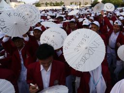 Mahasiswa baru UM Surabaya menulis harapan dan kritik untuk pemerintah ketika mengikuti  pembukaan Mastama, Ordik, Expo (MOX).