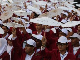 Mahasiswa baru UM Surabaya selebrasi dengan mengangkat payung bertuliskan harapan dan kritik untuk pemerintah dalam pembukaan Mastama, Ordik, Expo (MOX).