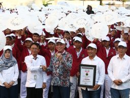 Rektor UM Surabaya Sukadiono mendapat medali penghargaan rekor MURI  “Harapan Mahasiswa Baru UM Surabaya kepada Presiden dan DPR Terpilih Melalui Media Payung Terbanyak
