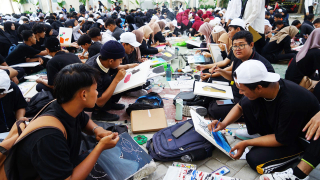 Ribuan Maba UM Surabaya Melukis Serentak, Ekspresikan Kesehatan Mental Lewat “Brainpression”