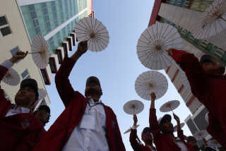 Mahasiswa baru UM Surabaya mengangkat payung bertuliskan harapan dan kritik untuk pemerintah ketika mengikuti  pembukaan Mastama, Ordik, Expo (MOX). Foto/Alim Perdana