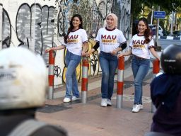 Tiga mbak-mbak cantik jadi voulenteer KPU Jatim mengajak warga menggunakan hak pilih dalam Pilkada Serentak 2024