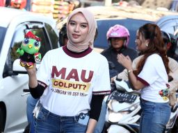 Souvenir yang dibagikan kepada pengendara beragam. Ada boneka maskot Pilgub Jatim "Si Jalih" hingga jam dinding